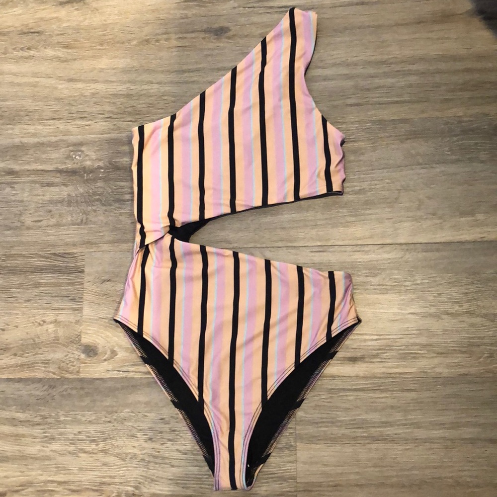 Beach Riot M Celine one piece NWT never been worn